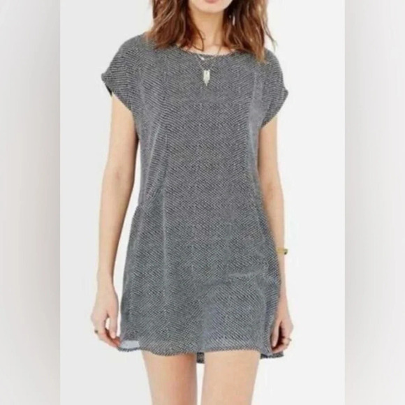 BAND OF GYPSIES‎ by URBAN OUTFITTERS Floral Print Dress in Black and White - Picture 1 of 5